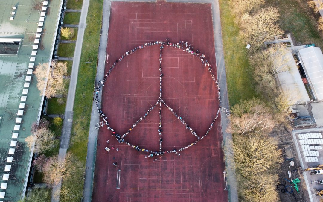 Menschen im Berufsbildungswerk setzen beeindruckendes Zeichen für den Frieden